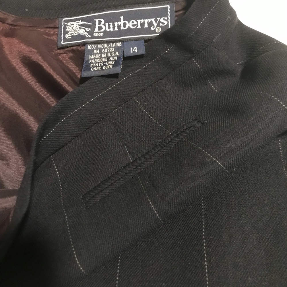 Burberrys pinstriped wool skirt made in the usa. Great like new condition.
